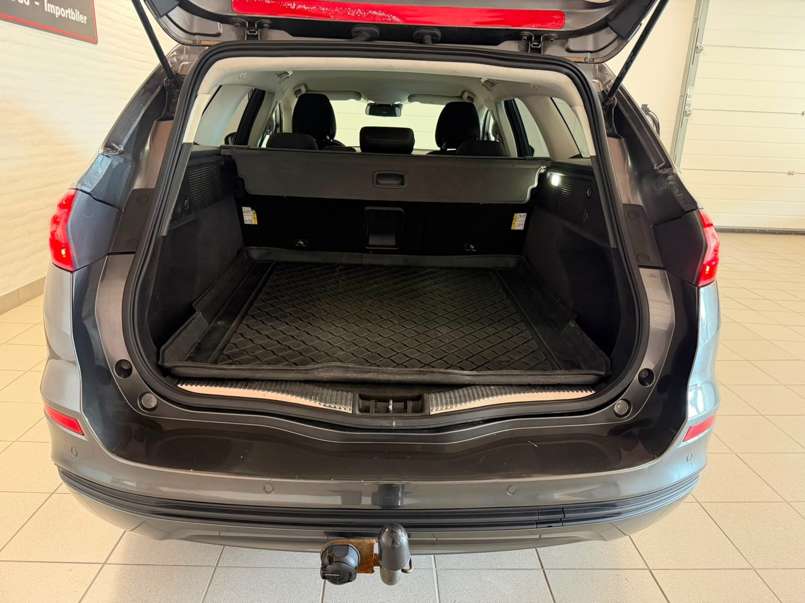 Grå Ford Mondeo fra 2015
