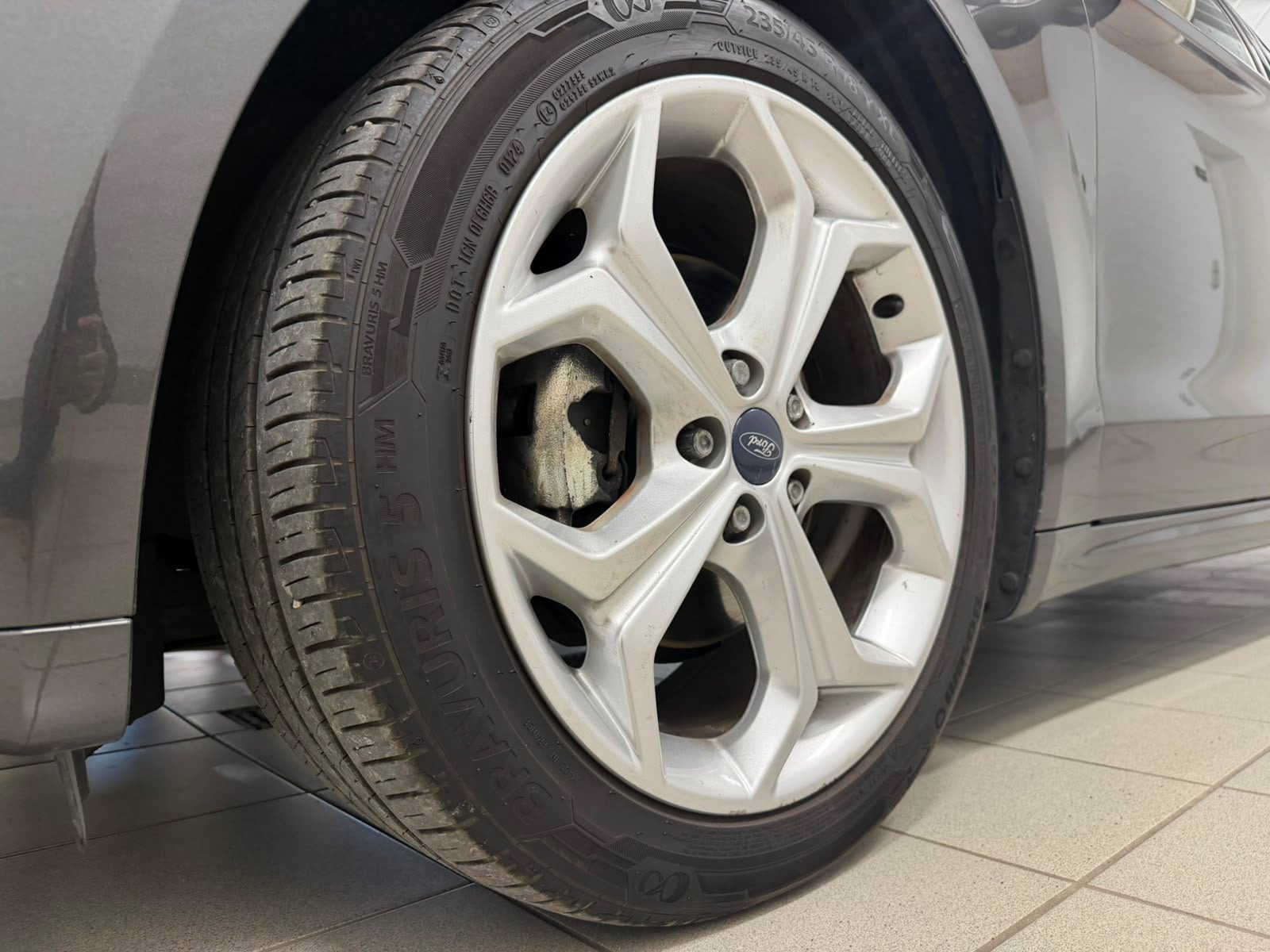 Grå Ford Mondeo fra 2015