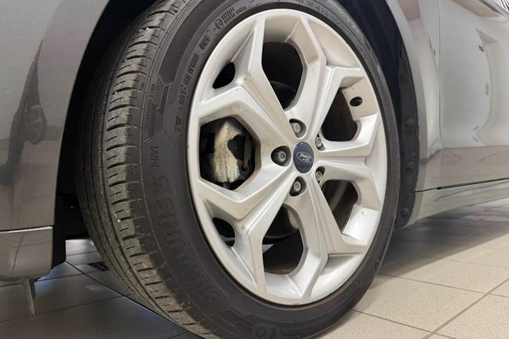 Grå Ford Mondeo fra 2015