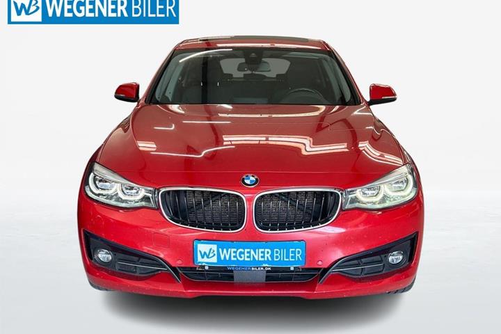Rød BMW 320d fra 2017
