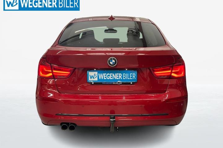 Rød BMW 320d fra 2017