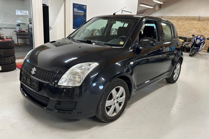 Sort Suzuki Swift fra 2008 set udefra