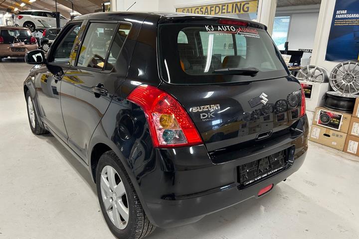 Sort Suzuki Swift fra 2008