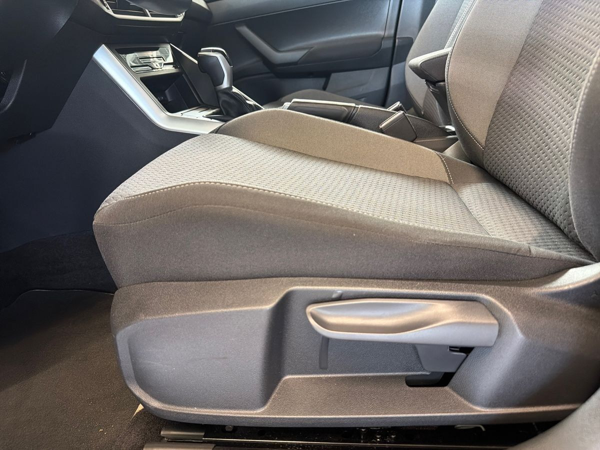 Grå VW Polo fra 2023
