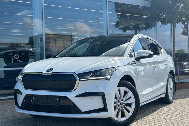 Hvid Skoda Enyaq fra 2023