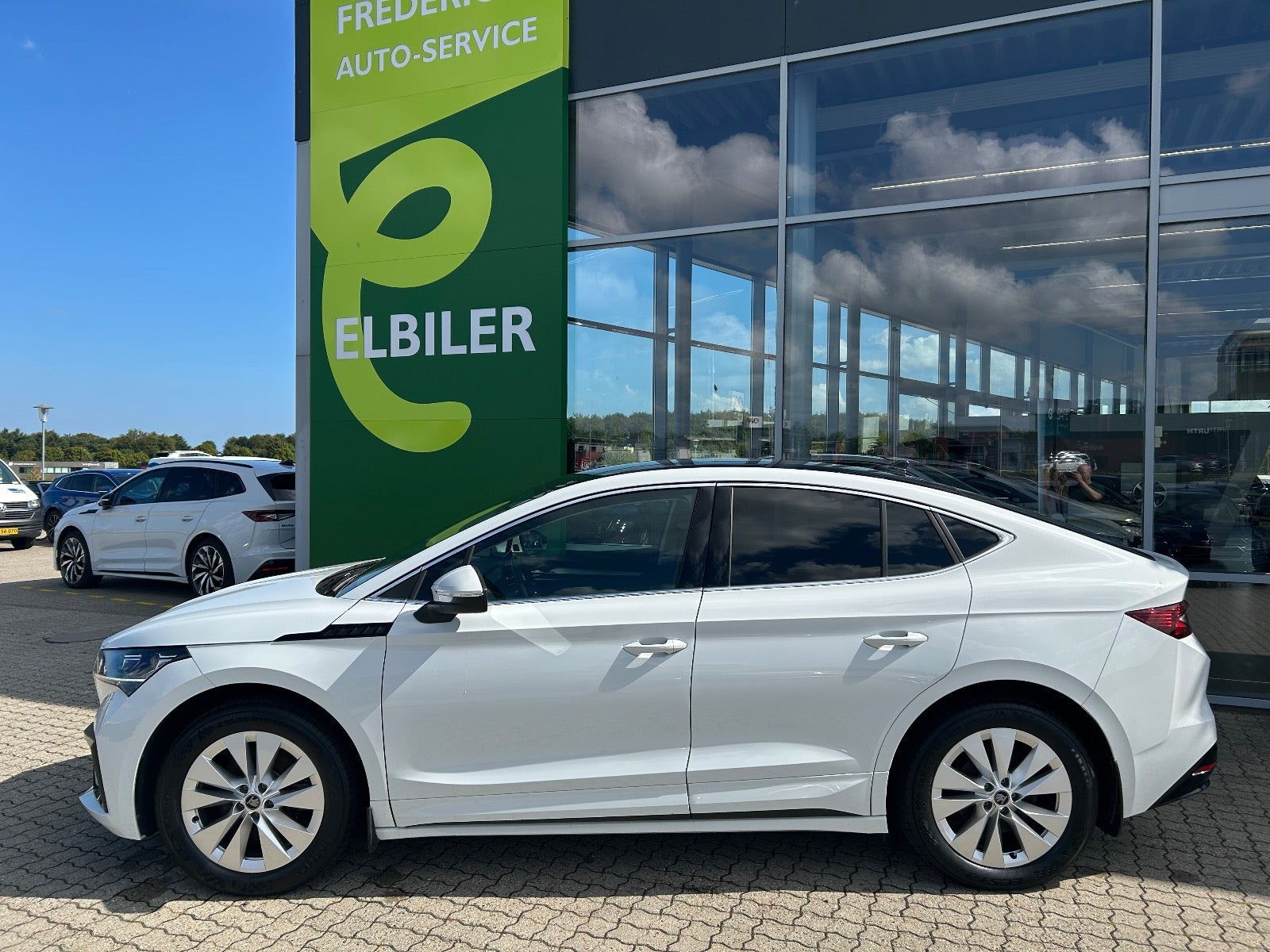 Hvid Skoda Enyaq fra 2023