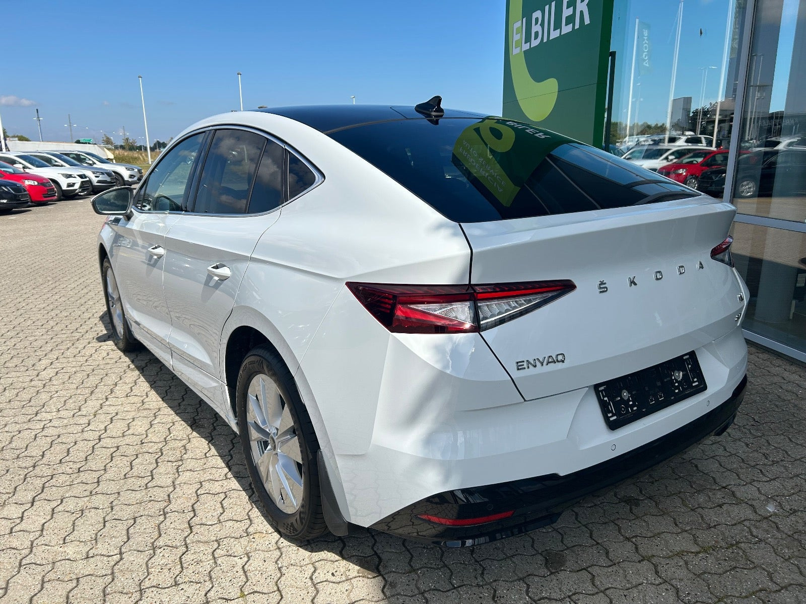 Hvid Skoda Enyaq fra 2023