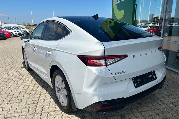 Hvid Skoda Enyaq fra 2023