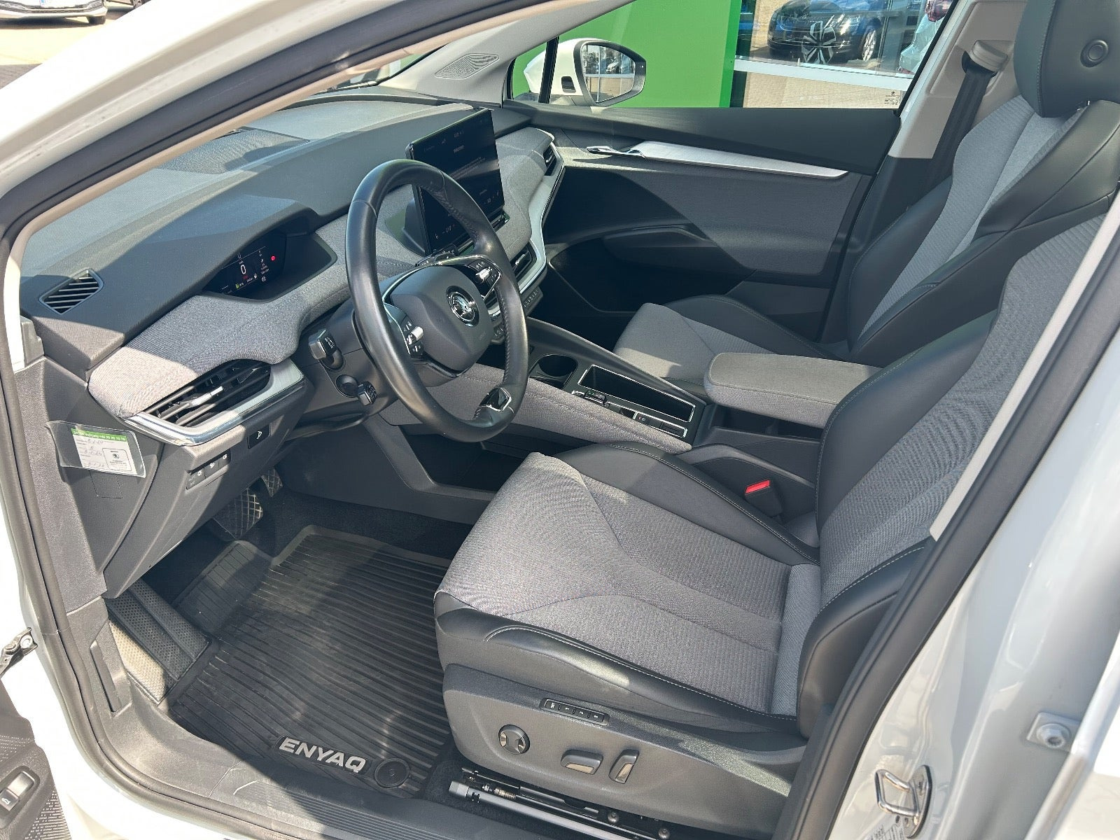 Hvid Skoda Enyaq fra 2023