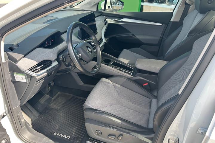 Hvid Skoda Enyaq fra 2023