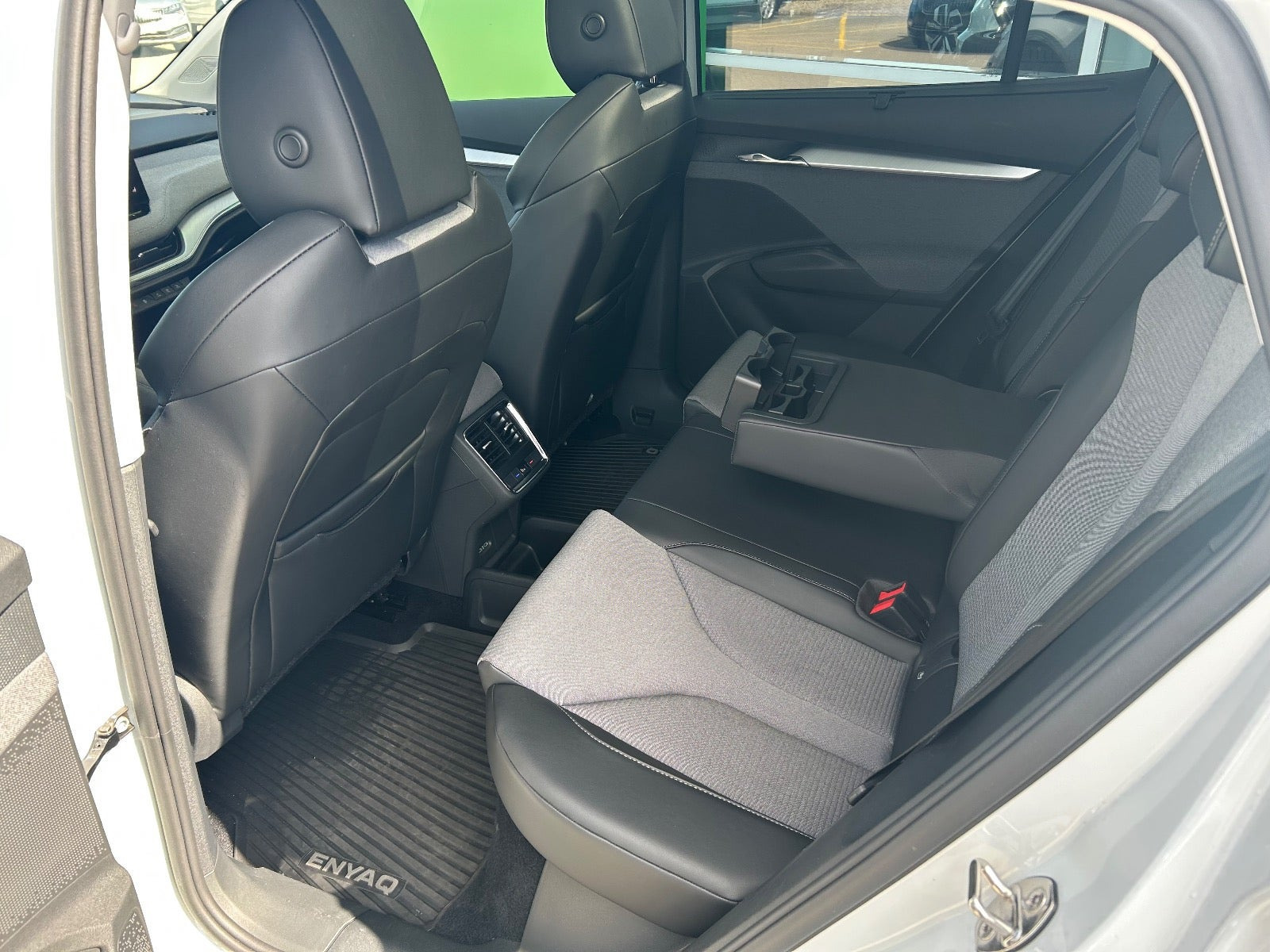 Hvid Skoda Enyaq fra 2023