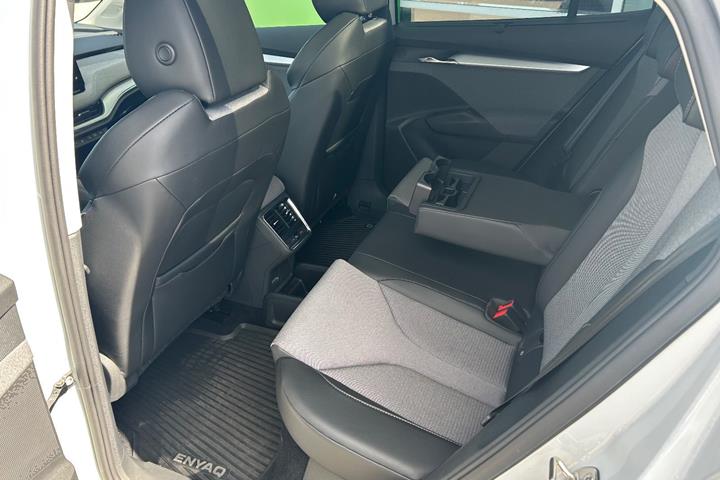 Hvid Skoda Enyaq fra 2023