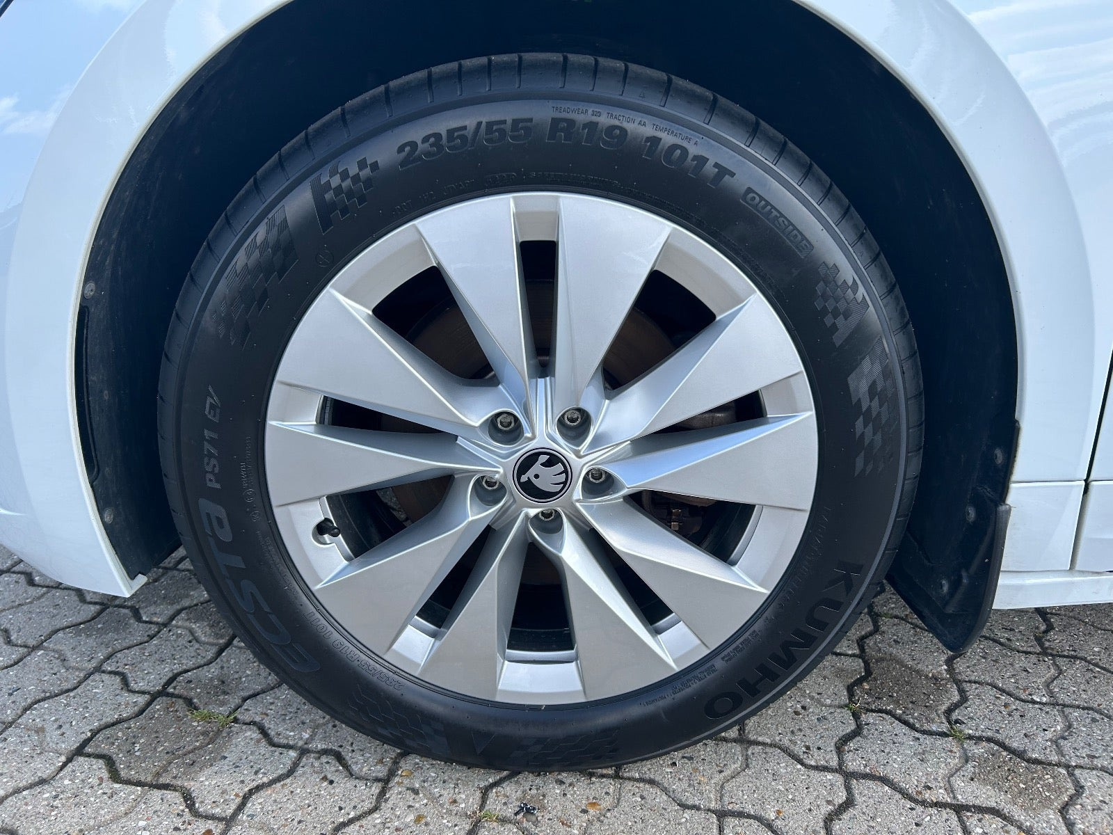 Hvid Skoda Enyaq fra 2023