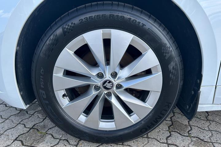 Hvid Skoda Enyaq fra 2023