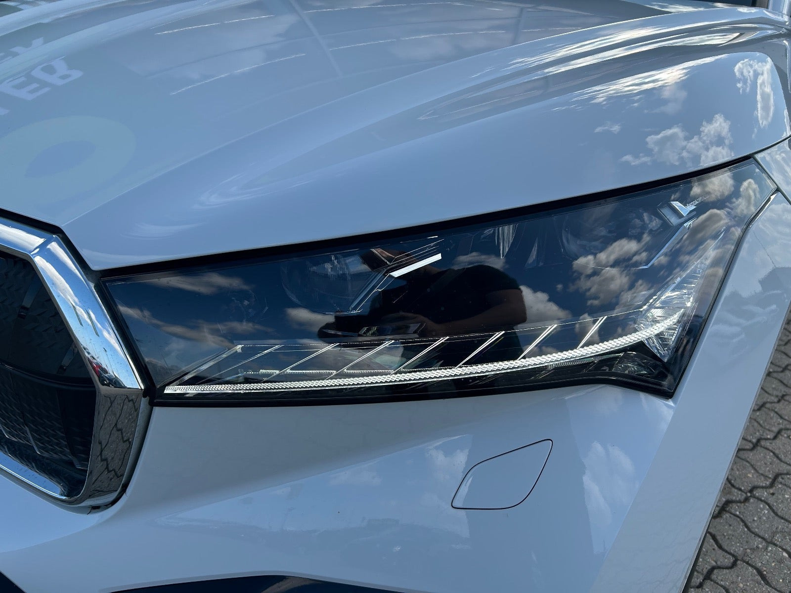 Hvid Skoda Enyaq fra 2023