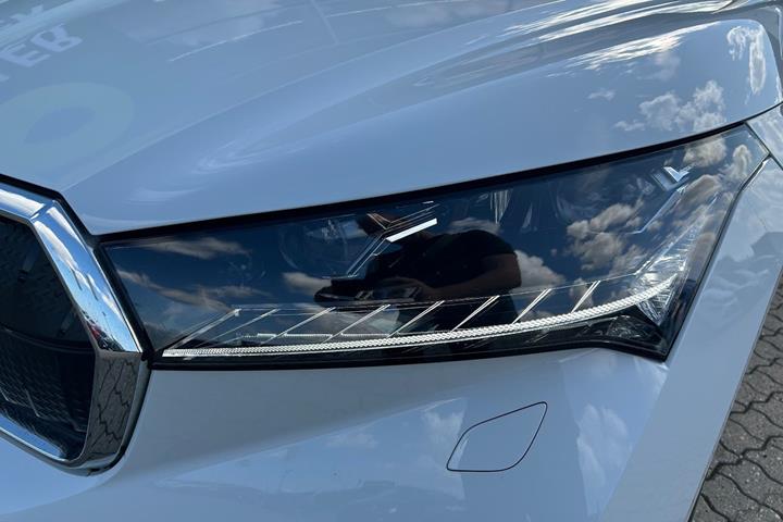 Hvid Skoda Enyaq fra 2023