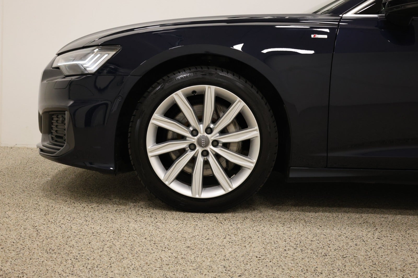 Blå Audi A6 fra 2019