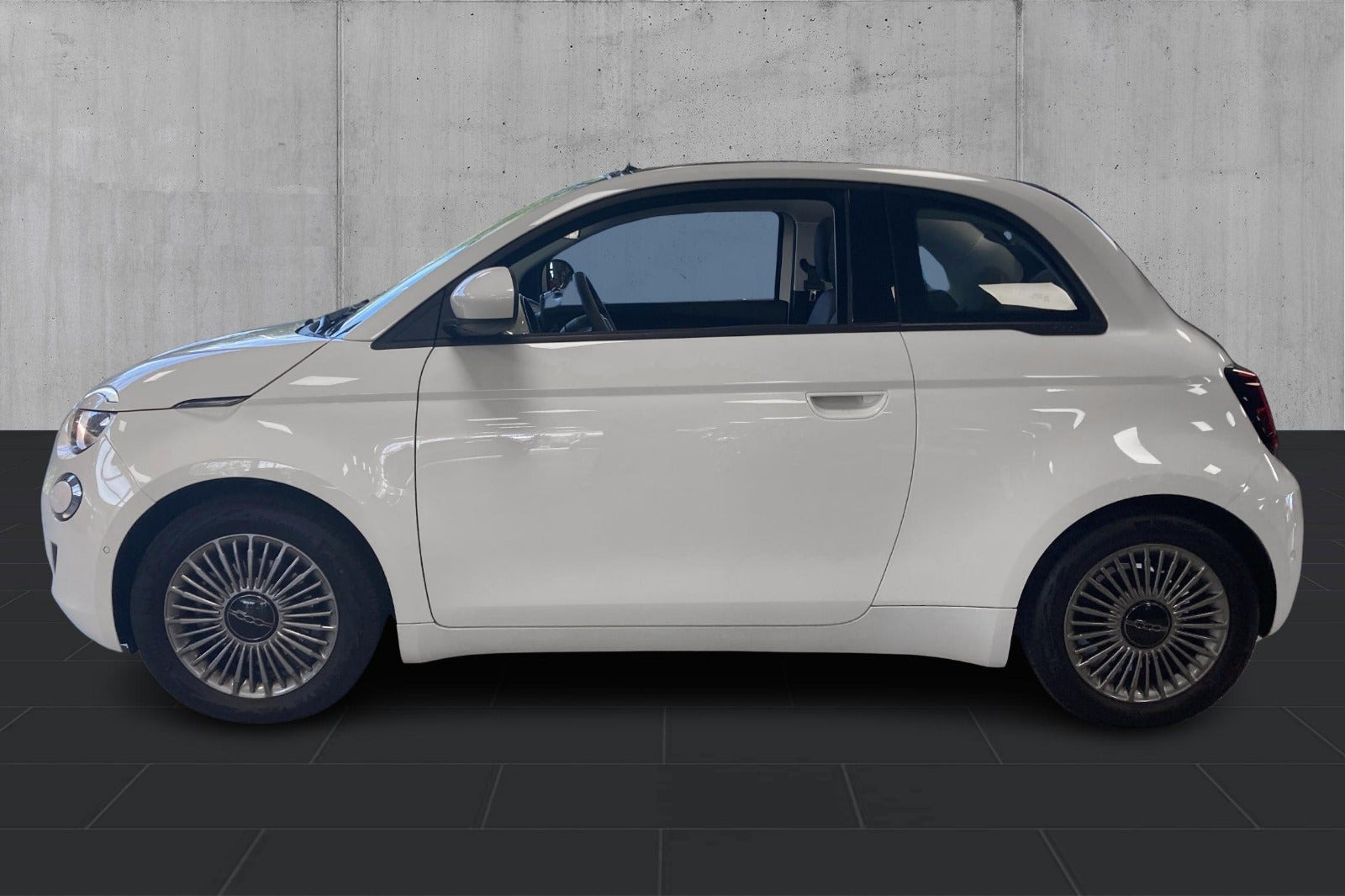 Hvid Fiat 500e fra 2023