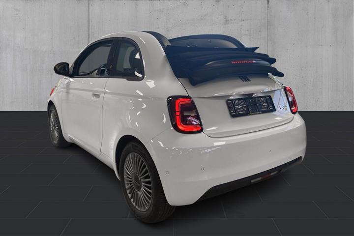 Hvid Fiat 500e fra 2023