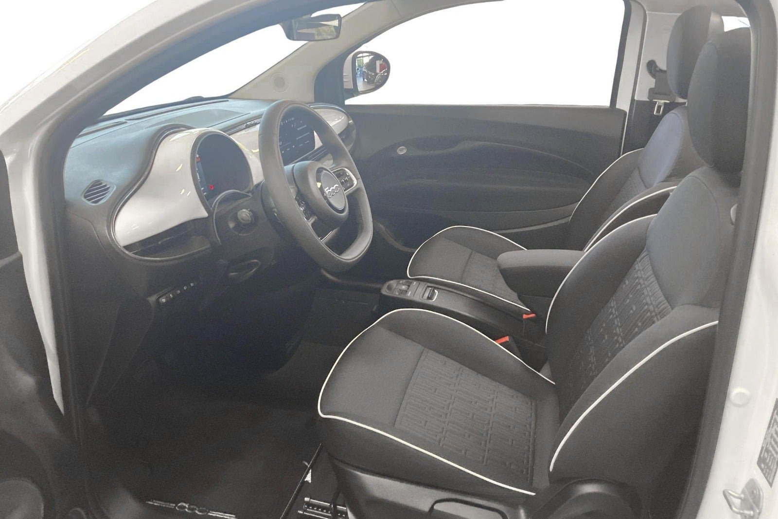 Hvid Fiat 500e fra 2023