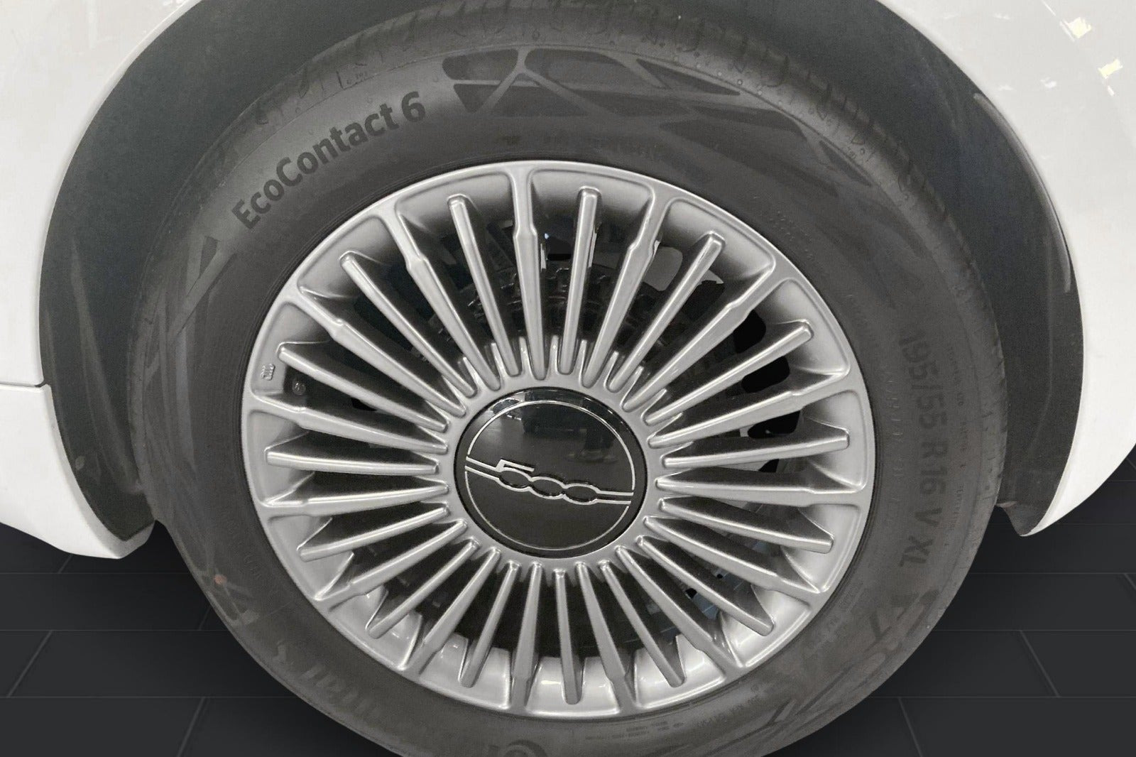 Hvid Fiat 500e fra 2023