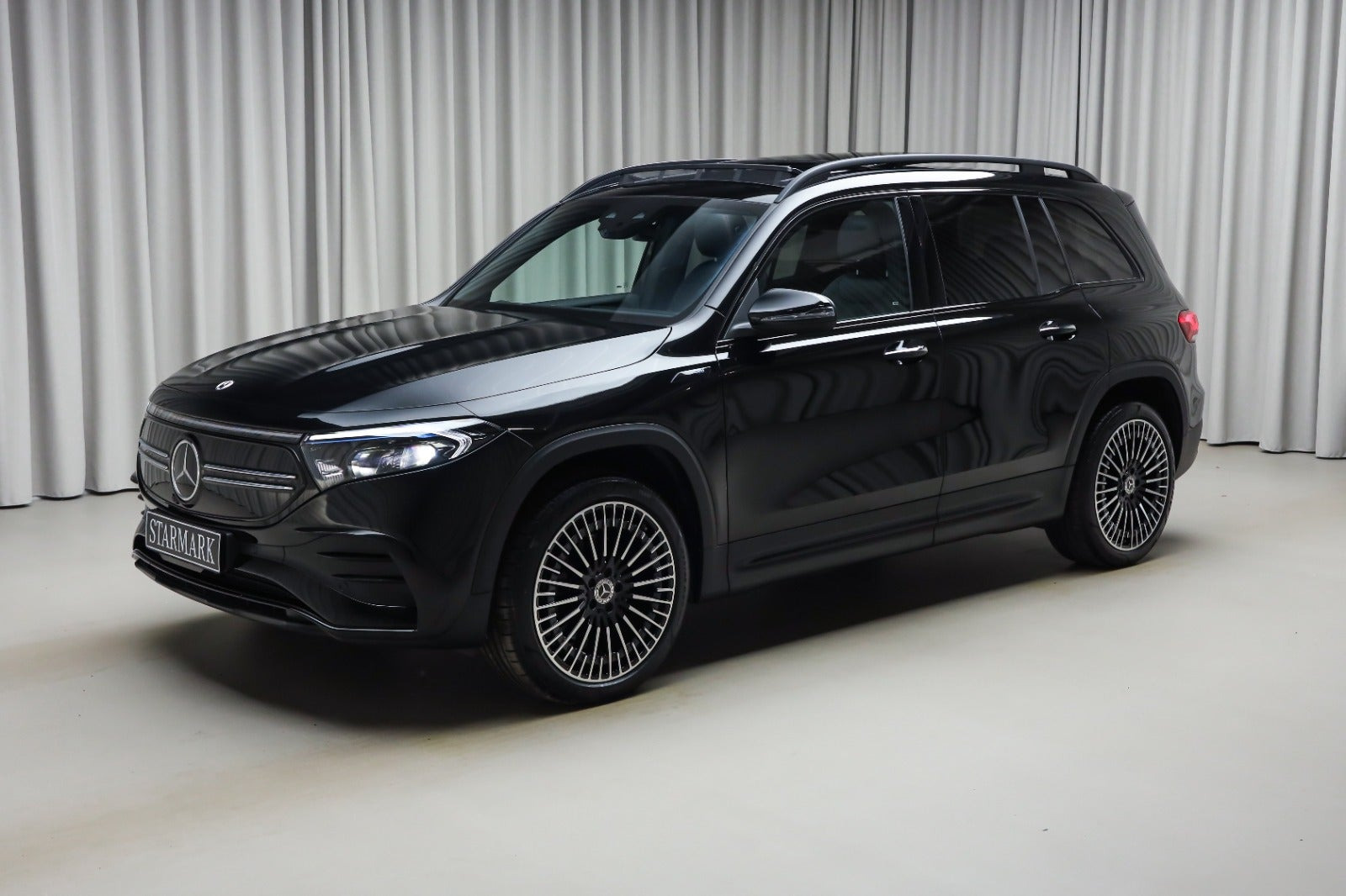 Sort Mercedes EQB350 fra 2023