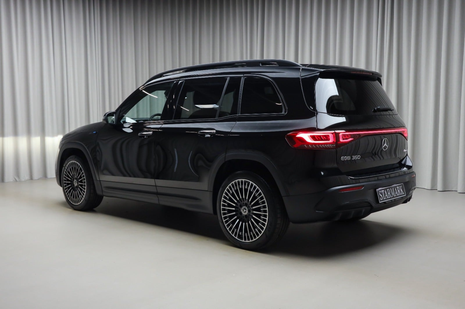 Sort Mercedes EQB350 fra 2023