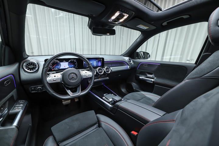 Sort Mercedes EQB350 fra 2023
