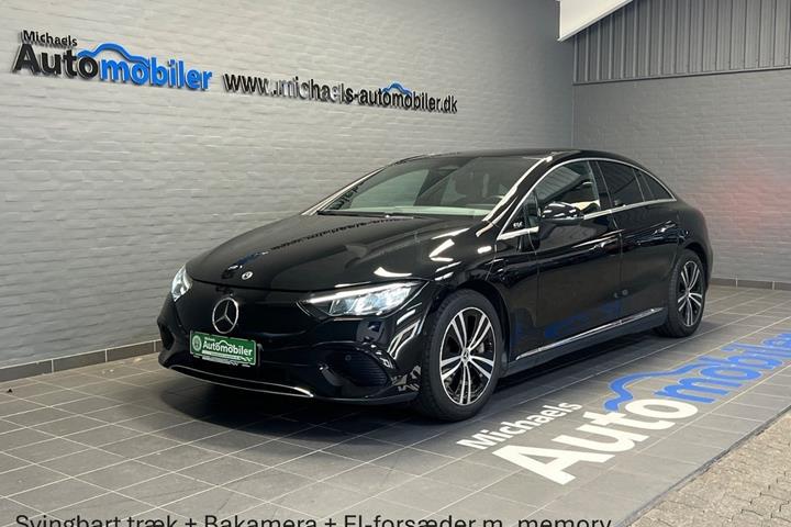 Sort Mercedes EQE350 fra 2023 set udefra