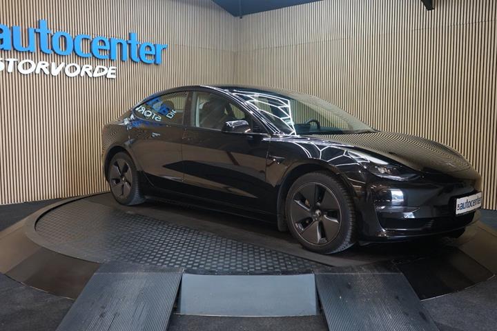 Sort Tesla Model 3 fra 2022 set udefra