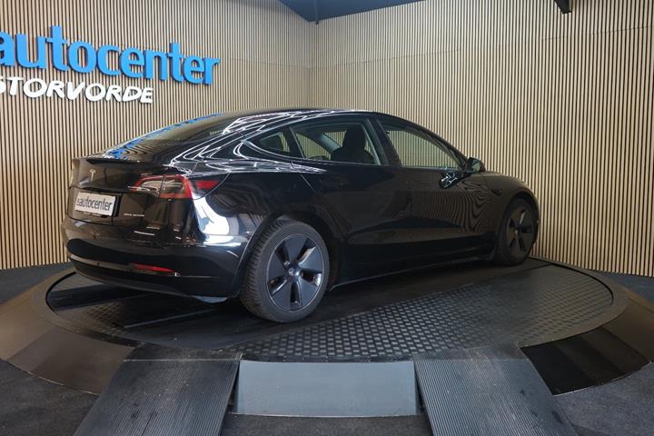 Sort Tesla Model 3 fra 2022