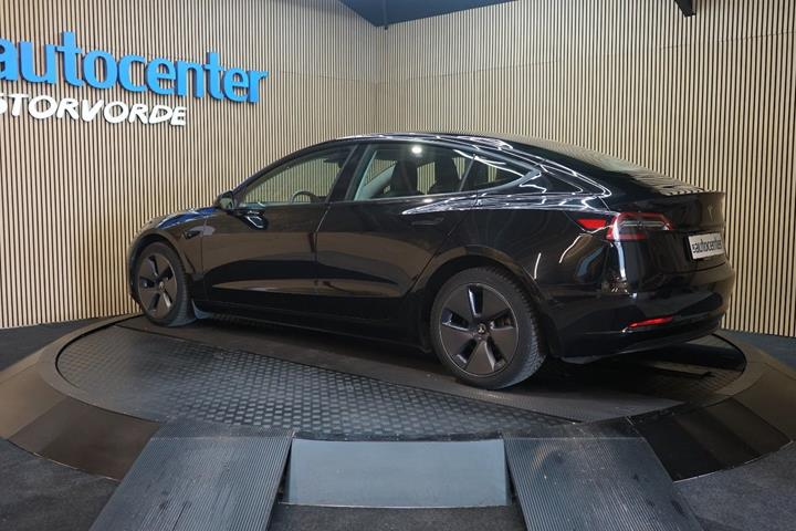 Sort Tesla Model 3 fra 2022