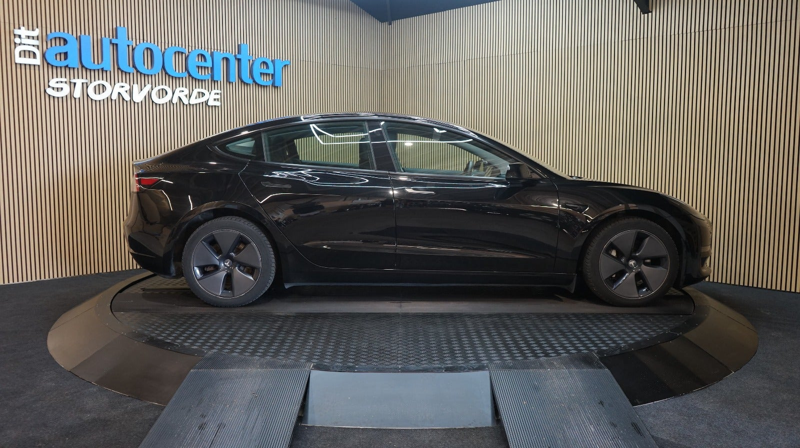 Sort Tesla Model 3 fra 2022