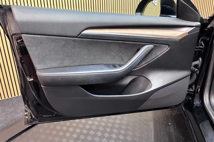 Sort Tesla Model 3 fra 2022
