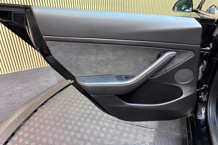 Sort Tesla Model 3 fra 2022