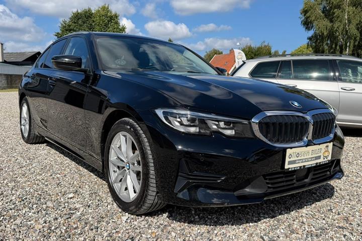 Sort BMW 330e fra 2020