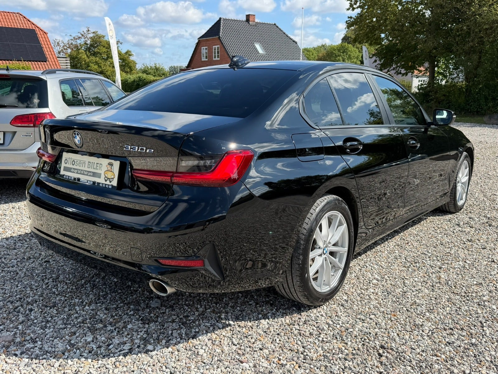 Sort BMW 330e fra 2020
