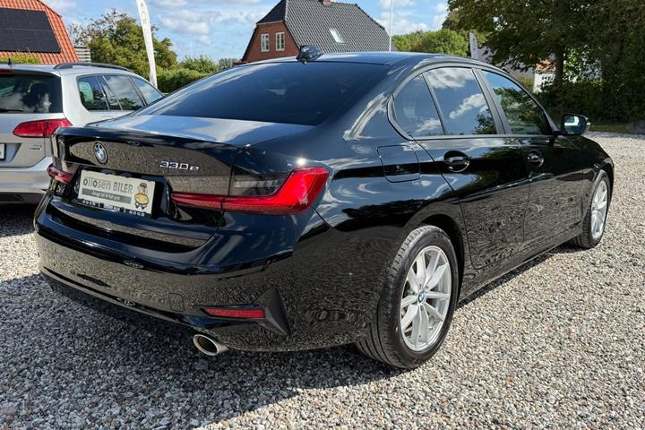 Sort BMW 330e fra 2020
