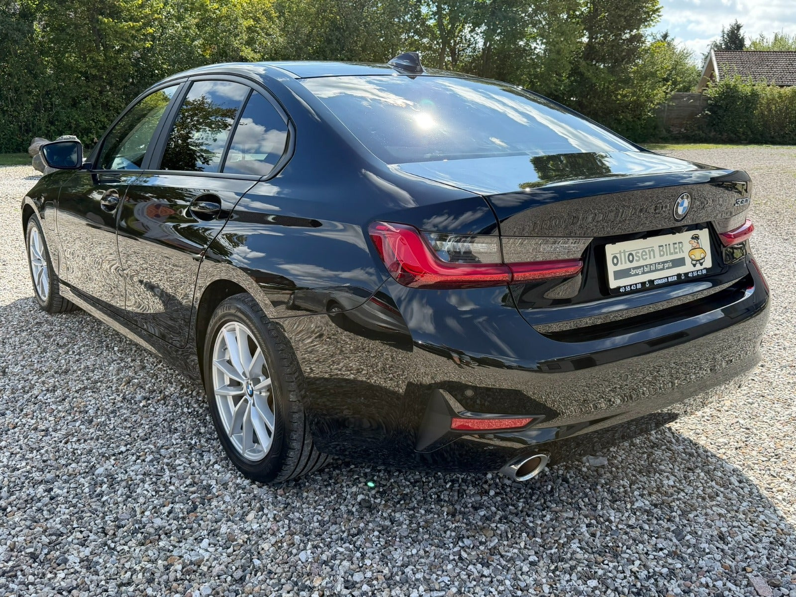 Sort BMW 330e fra 2020