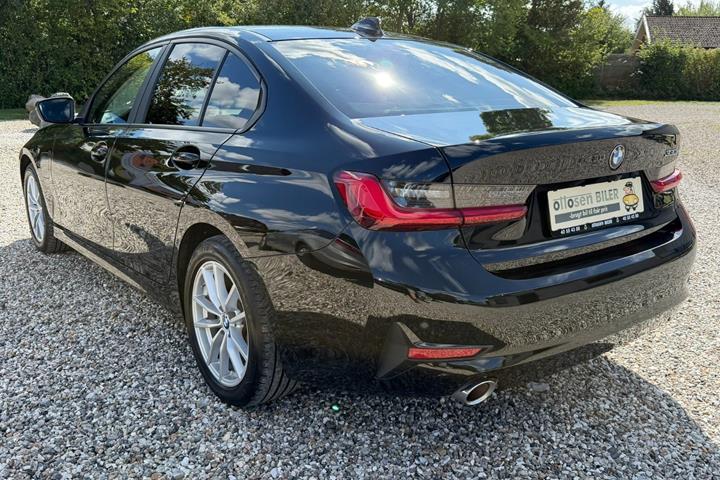 Sort BMW 330e fra 2020