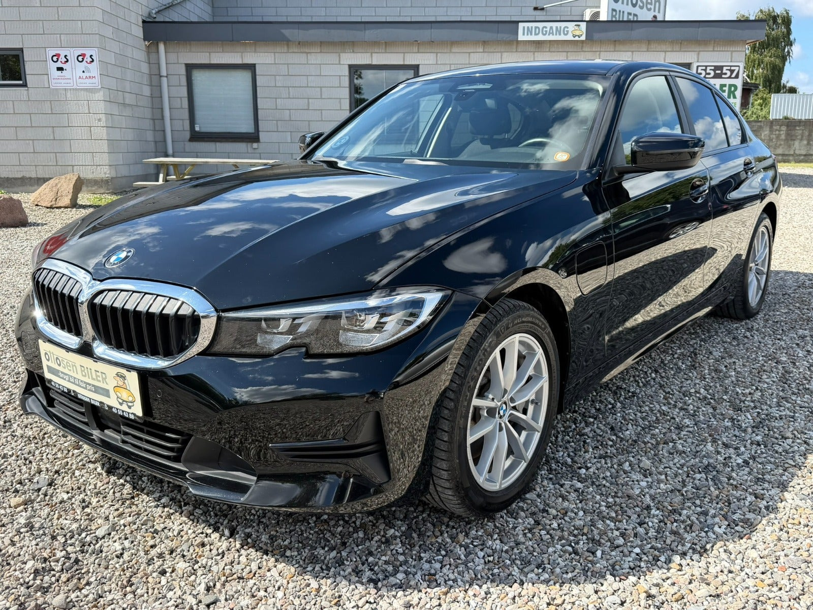 Sort BMW 330e fra 2020