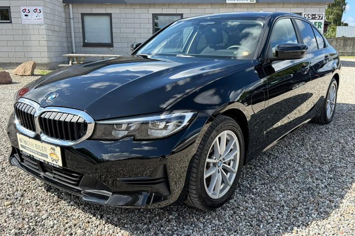 Sort BMW 330e fra 2020