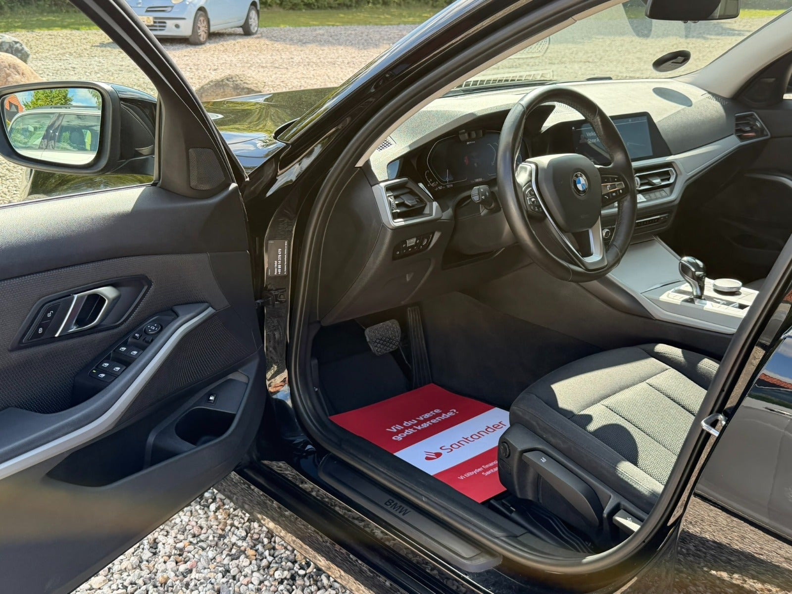 Sort BMW 330e fra 2020