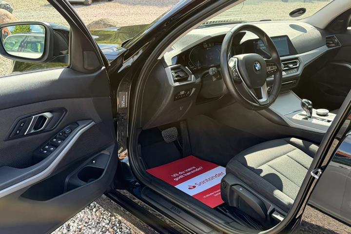 Sort BMW 330e fra 2020