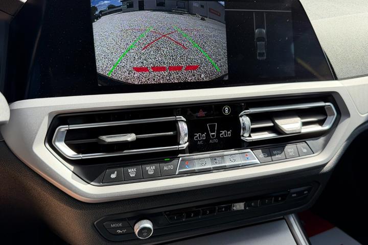 Sort BMW 330e fra 2020