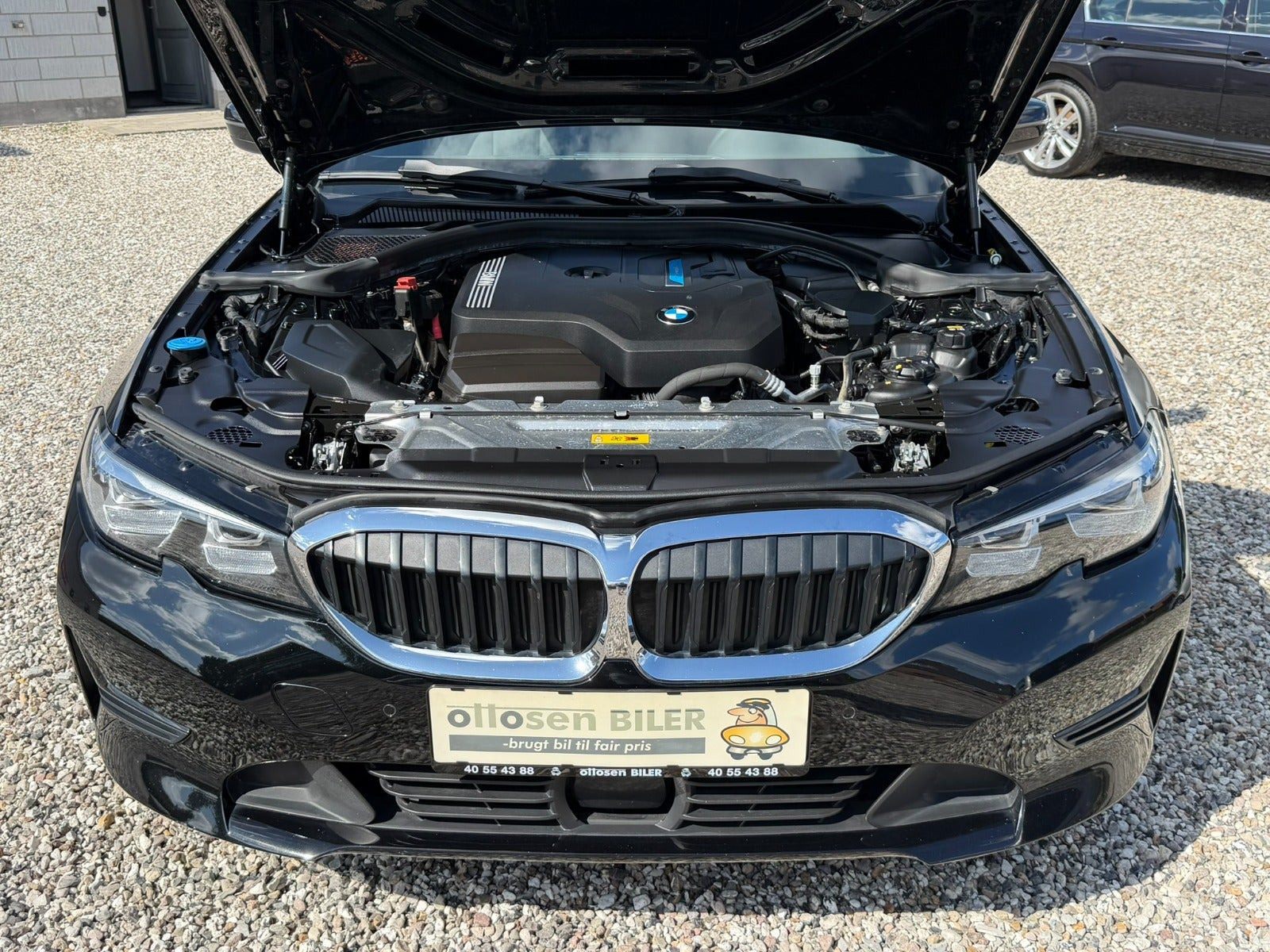 Sort BMW 330e fra 2020
