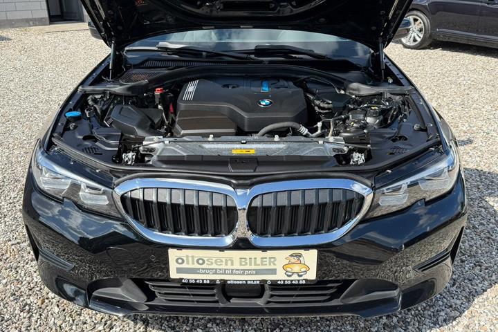 Sort BMW 330e fra 2020