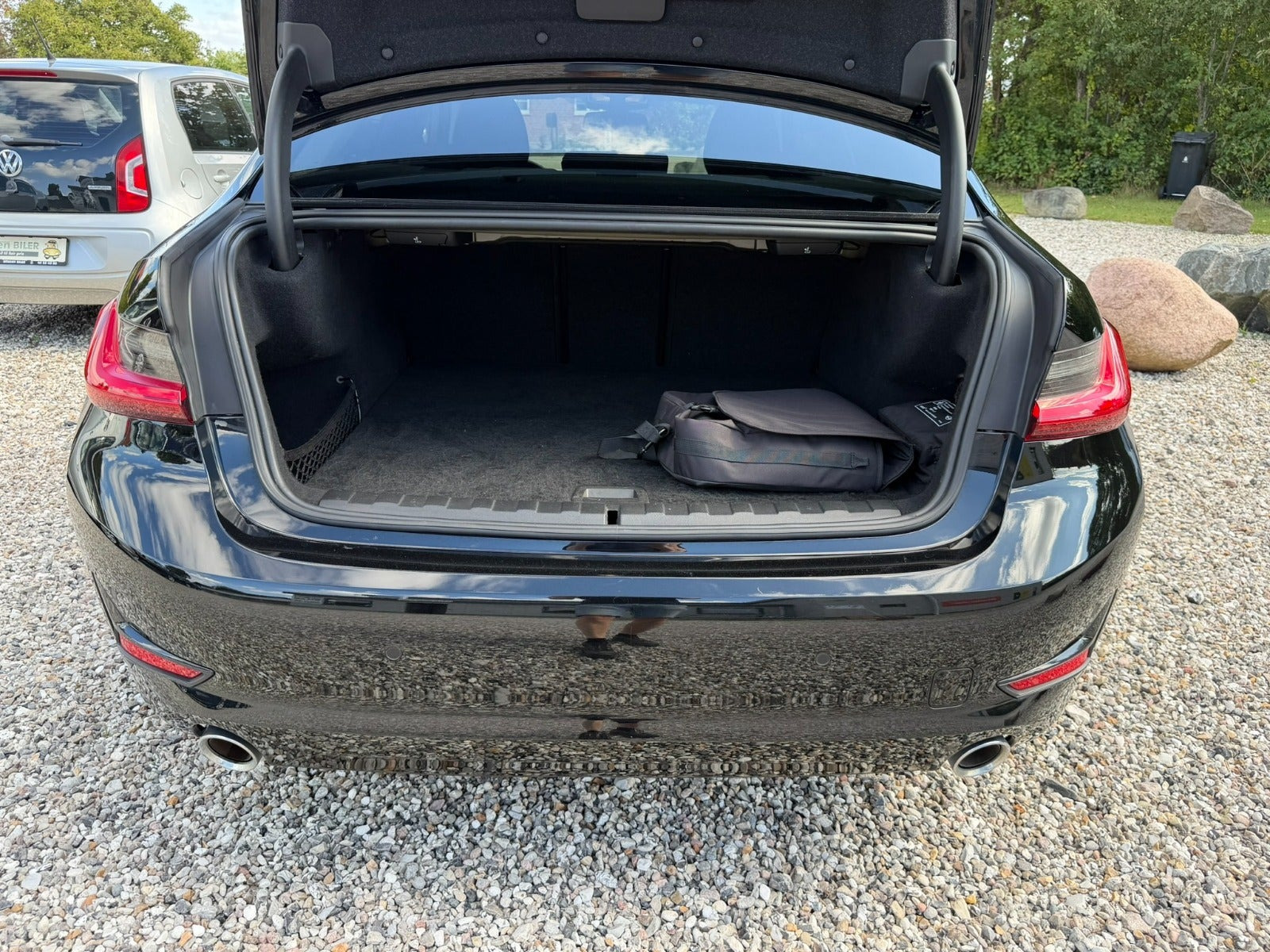 Sort BMW 330e fra 2020