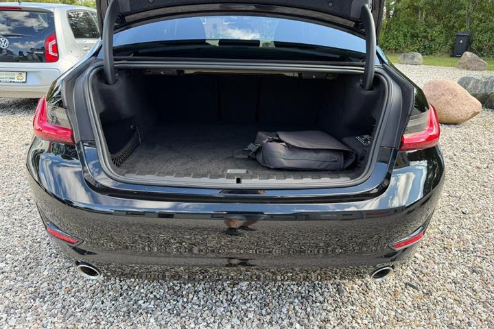 Sort BMW 330e fra 2020