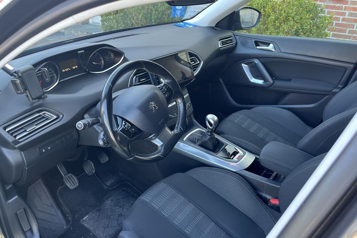 Grå Peugeot 308 fra 2016